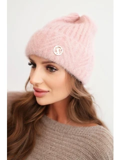 Dámska zimná čiapka z huňatej pleteniny a s elegantným gombíkom púdrovo ružovej farby