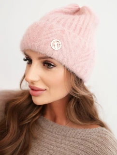 Dámská zimní čepice z huňaté pleteniny a s model 21441818 knoflíkem pudrově růžová - K-Fashion