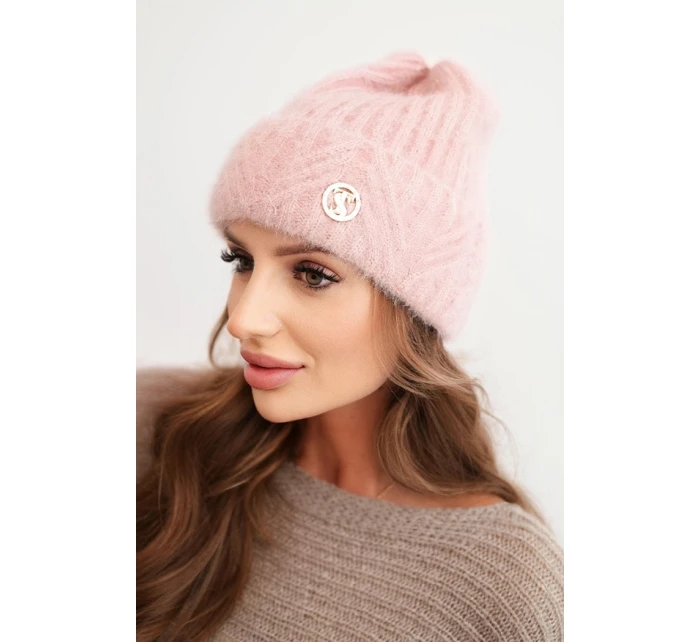 Dámska zimná čiapka z huňatej pleteniny a s elegantným gombíkom púdrovo ružovej farby Dámska zimná čiapka z huňatej pleteniny a s elegantným gombíkom púdrovo ružovej farby