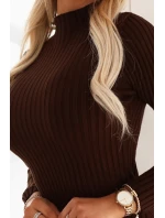 Elegantní vypasované svetrové šaty s čokoládová barva model 21787444 - numoco basic Elegantní vypasované svetrové šaty s čokoládová barva model 21787444 - numoco basic