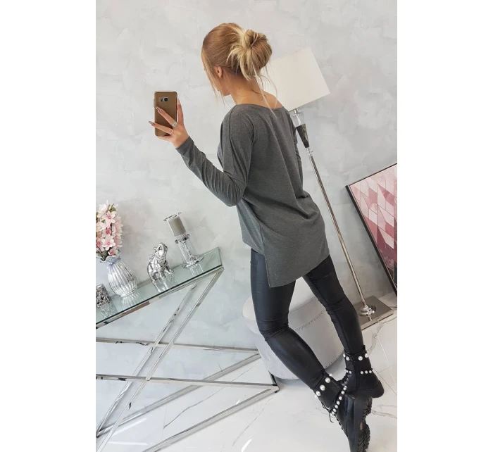 Halenka s potiskem a delšími zády v grafitové barvě Halenka s potiskem a delšími zády v grafitové barvě