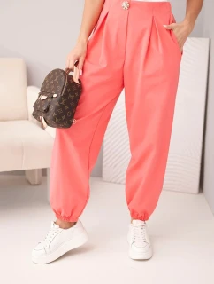 Dámske bavlnené nohavice s vysokým pásom a ozdobným gombíkom v ružovej farbe