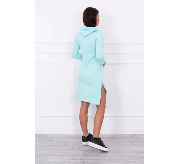 Šaty s delšími zády a barevným potiskem mint