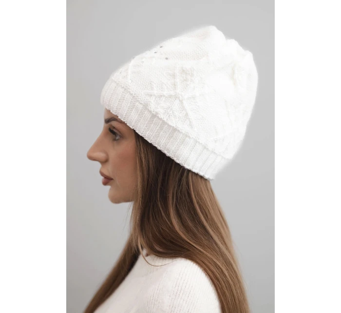 Dámska zimná čiapka z vlny a ozdobného úpletu s korálkami K470 biela Dámska zimná čiapka z vlny a ozdobného úpletu s korálkami K470 biela