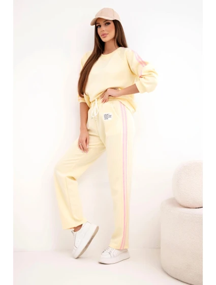 Dámská souprava model 21951915 s lampasy a volnou mikinou žlutý - K-Fashion