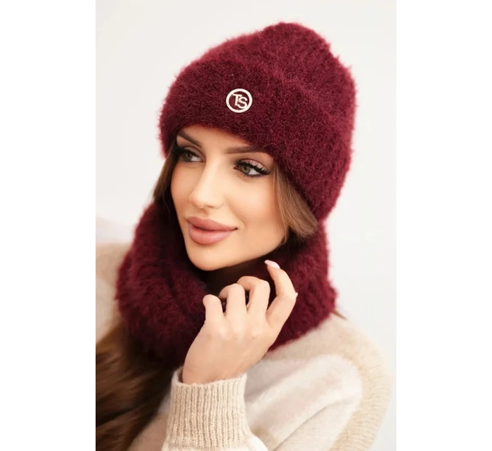 Dámska zimná čiapka a šál s ozdobným emblémom bordová Dámska zimná čiapka a šál s ozdobným emblémom bordová
