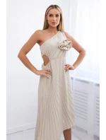 Plisované šaty s kvetom tmavo béžovej farby Plisované šaty s kvetom tmavo béžovej farby