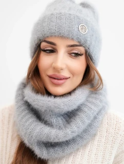 Dámska čiapka a zimná šatka s ozdobným emblémom tmavosivá