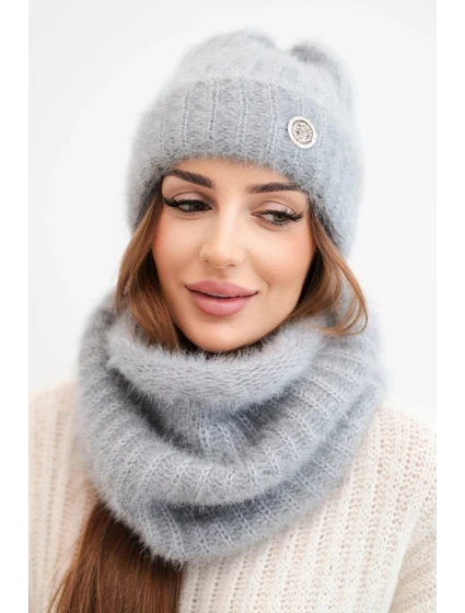 Dámská sada čepice a šály s ozdobným tmavě šedá model 21803179 - K-Fashion Dámská sada čepice a šály s ozdobným tmavě šedá model 21803179 - K-Fashion