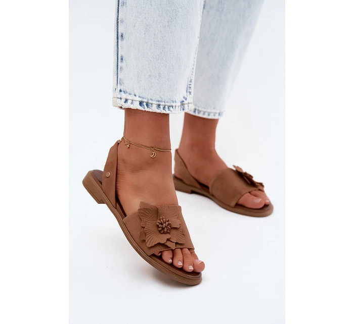 Kožené semišové sandály na nízkém podpatku s ozdobným květem model 22122946 hnědé - Zazoo