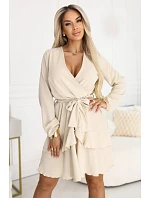 model 22102276 Smyslné mini šaty s obálkovým výstřihem béžové - numoco