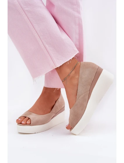 Dámské sandály na klínu z eko semiše béžové model 21702475 - Boto Dámské sandály na klínu z eko semiše béžové model 21702475 - Boto