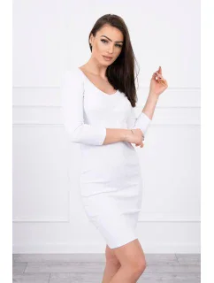 Priliehavé šaty s výstrihom bielej