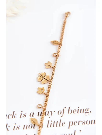 Módny náramok s ďatelinou a zlatými lístkami