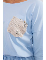 Šaty s flitrovým vreckom v azúrovej farbe