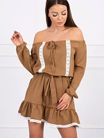 Šaty s otvorenými ramenami a čipkou camel