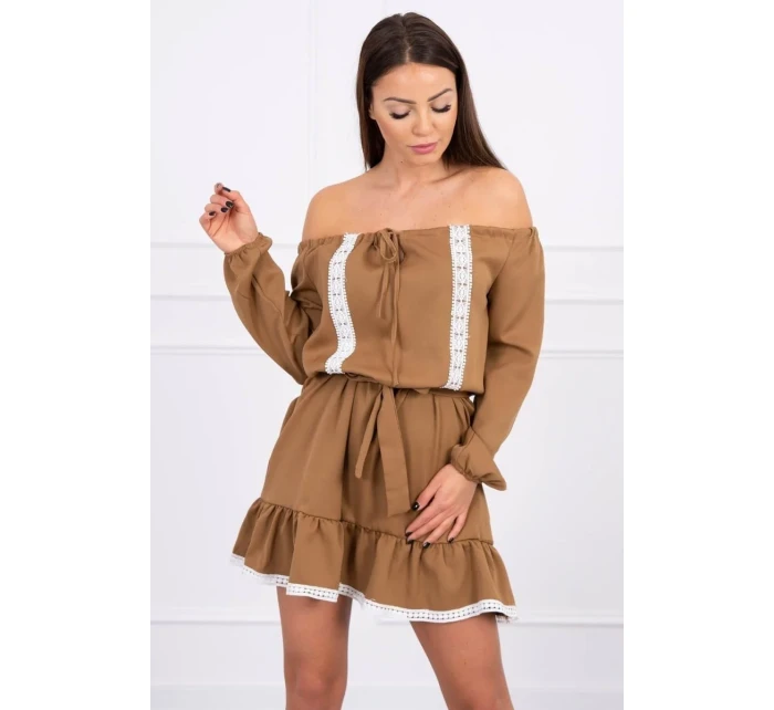 Šaty s otevřenými rameny a krajkou camel