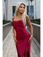 Dlouhé dámské saténové šaty v malinové barvě s rozparkem na noze model 20108868 - numoco