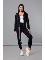 Čierno-biely dámsky teplákový komplet s ozdobnými pruhmi (KK0052)