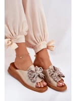 Dámské Pantofle Na Klínu S Mašlí Zlaté model 21692807 - Boto Dámské Pantofle Na Klínu S Mašlí Zlaté model 21692807 - Boto