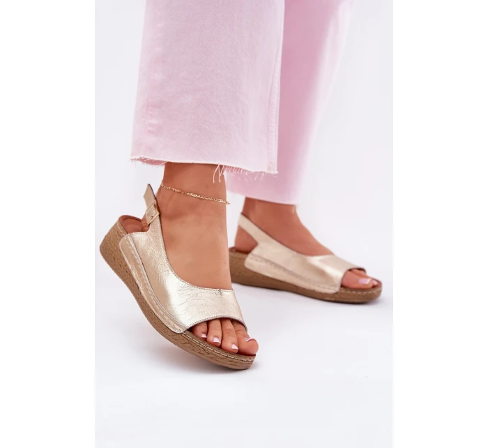 Dámské kožené sandály na klínu model 21701991 Zlaté - Maciejka