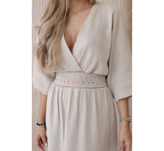 Mušelínové šaty s výšivkou v pase béžový