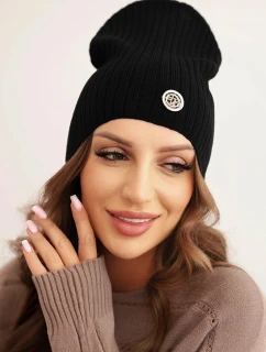 Dámská čepice s proužky a ozdobným knoflíkem s příměsí vlny a modalu černá