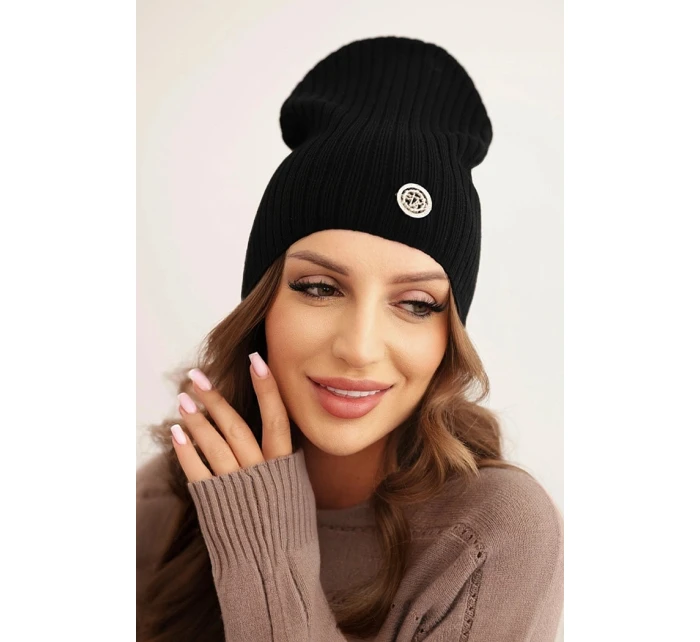 Dámská čepice s proužky a ozdobným knoflíkem s příměsí vlny a modalu černá Dámská čepice s proužky a ozdobným knoflíkem s příměsí vlny a modalu černá