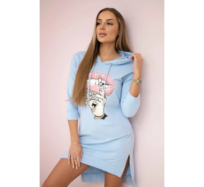 Šaty s dlhším chrbtom a farebnou modrou potlačou