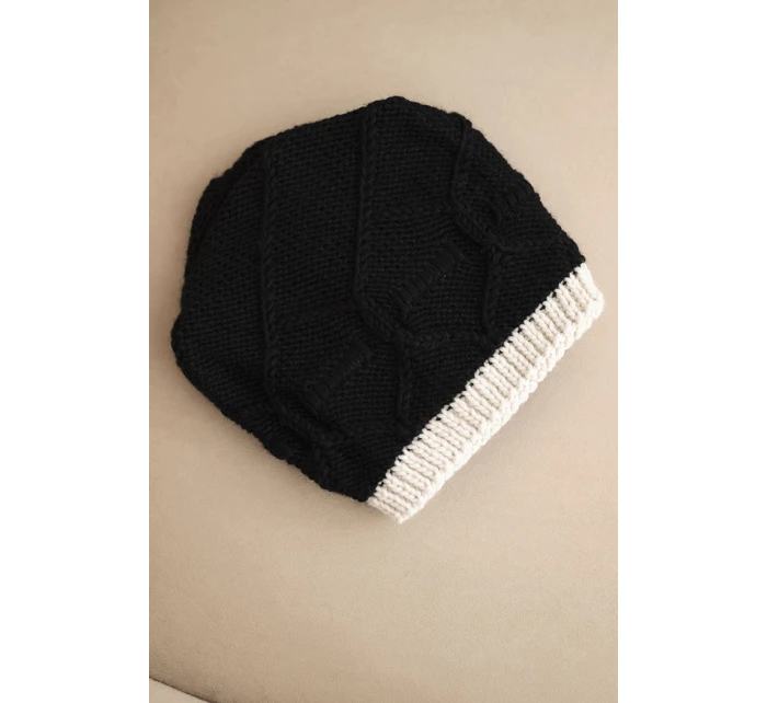 Dámska zimná vlnená čiapka s pleteným vzorom K443 čierna + béžová Dámska zimná vlnená čiapka s pleteným vzorom K443 čierna + béžová