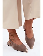 Kožené semišové dámské sandály na nízkém podpatku model 22140907 Béžové - D&A