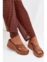 Dámské pantofle na platformě z eko semiše hnědé model 21919342 - Boto