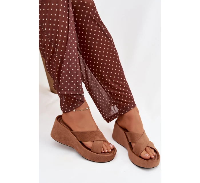 Dámské pantofle na platformě z eko semiše hnědé model 21919342 - Boto