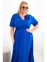 Dámske plus size šaty s véčkovým výstrihom a zopnutým pásom v chrpovej farbe