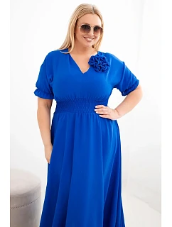 Dámske plus size šaty s véčkovým výstrihom a zopnutým pásom v chrpovej farbe