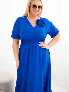 Dámske plus size šaty s véčkovým výstrihom a zopnutým pásom v chrpovej farbe