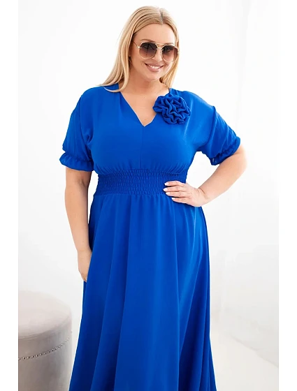 Dámske plus size šaty s véčkovým výstrihom a zopnutým pásom v chrpovej farbe