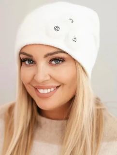 Dámska čiapka s ozdobnými chlpatými kvetmi elegantná biela