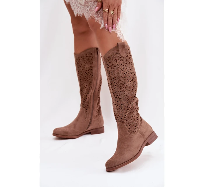 Dámské perforované kozačky na plochém podpatku model 21998034 Hnědé - S.Barski Dámské perforované kozačky na plochém podpatku model 21998034 Hnědé - S.Barski