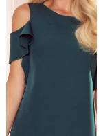 Trapézové dámské šaty v lahvově zelené barvě s volánky na ramenou model 17009601 - numoco Trapézové dámské šaty v lahvově zelené barvě s volánky na ramenou model 17009601 - numoco