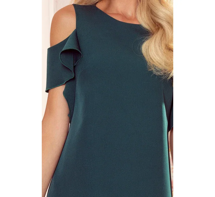 Trapézové dámské šaty v lahvově zelené barvě s volánky na ramenou model 17009601 - numoco Trapézové dámské šaty v lahvově zelené barvě s volánky na ramenou model 17009601 - numoco