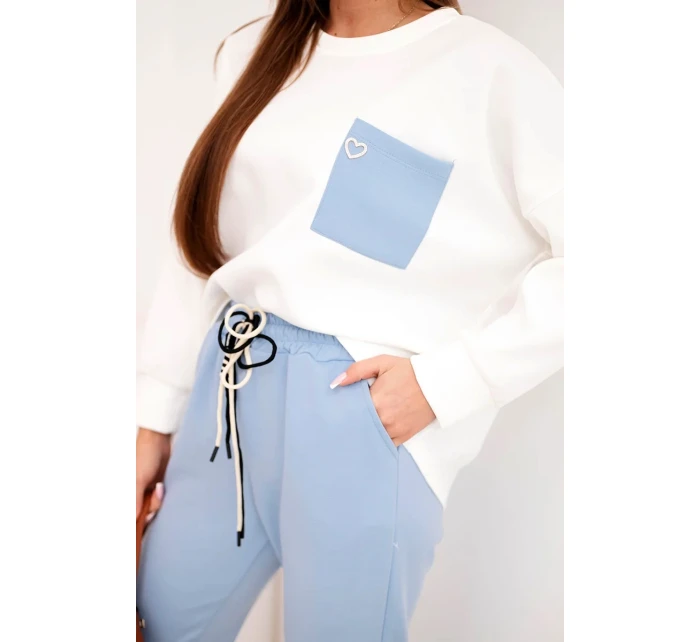 Dámska maslová súprava s kontrastným vreckom modrej farby Dámska maslová súprava s kontrastným vreckom modrej farby