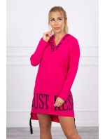 Šaty s kapucňou a potlačou fuchsiovej farby