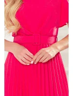 Dámské plisované šaty v malinové barvě s opaskem model 17996554 - numoco Dámské plisované šaty v malinové barvě s opaskem model 17996554 - numoco