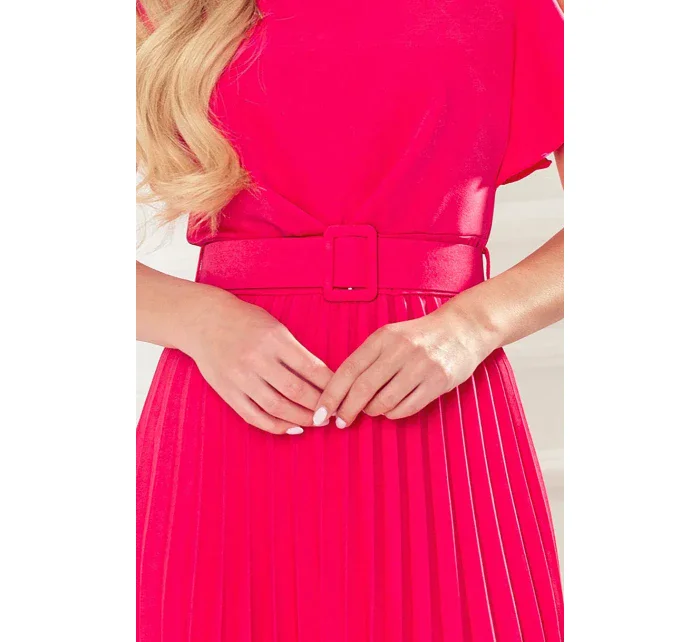 Dámské plisované šaty v malinové barvě s opaskem model 17996554 - numoco Dámské plisované šaty v malinové barvě s opaskem model 17996554 - numoco