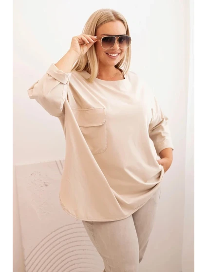 Dámská blůza Plus Size s model 21259096 kapsou a ohrnutým rukávem béžová - K-Fashion