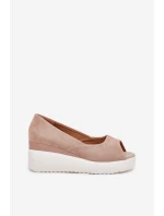 Dámské sandály na klínu z eko semiše béžové model 21702475 - Boto Dámské sandály na klínu z eko semiše béžové model 21702475 - Boto