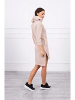 Šaty s delšími zády a barevným potiskem béžové barvy Šaty s delšími zády a barevným potiskem béžové barvy