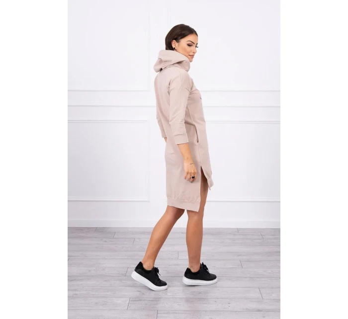 Šaty s delšími zády a barevným potiskem béžové barvy Šaty s delšími zády a barevným potiskem béžové barvy