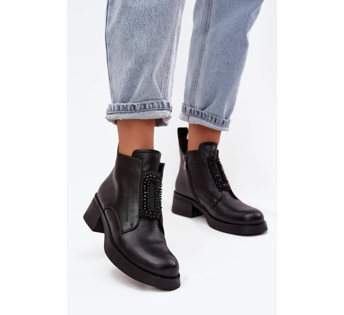 Kožené dámské kotníkové boty na klínu s ozdobou D a model 21718420 Černé - D&A